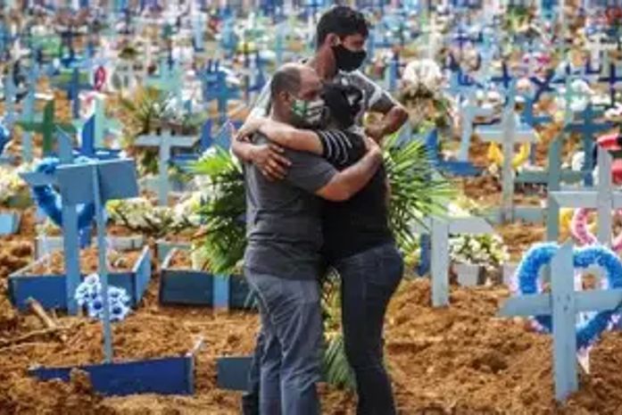Esta ativista não consegue acreditar, que você esqueceu da agonia, dores e das montanhas de corpos mortos, pela Covid-19. Esqueceu?