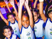 Ação leva crianças da rede pública municipal para dia de diversão no circo
