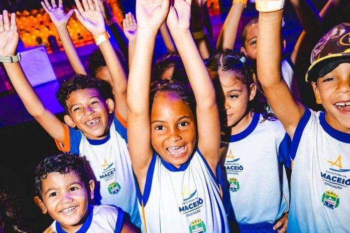 Ação leva crianças da rede pública municipal para dia de diversão no circo