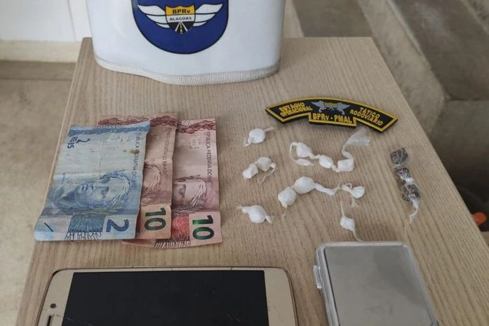 Jovem é preso e adolescente apreendido após serem flagrados com drogas na AL-101 Norte