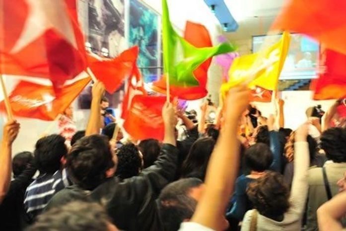 Beijos, abraços e até choro: muvuca na rua é (ainda) a cara de uma campanha eleitoral