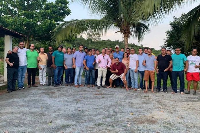 Em plena crise de Covid-19 e contrariando o próprio decreto, prefeito reúne dezenas de apoiadores em sua casa