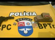BPTran prende dupla ao tentar fugir com droga e arma falsa