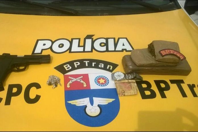 BPTran prende dupla ao tentar fugir com droga e arma falsa
