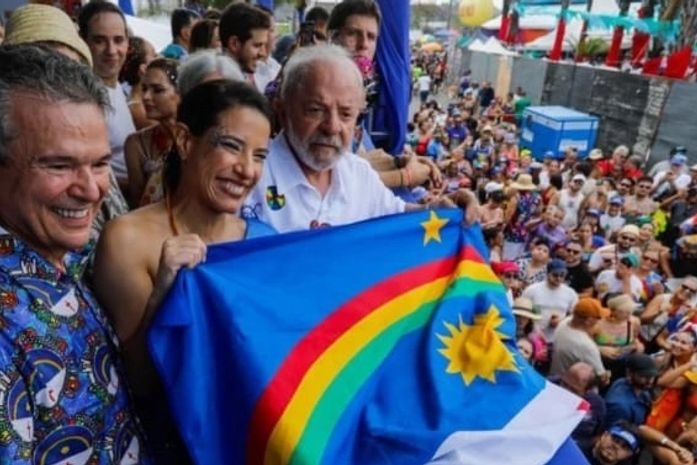 Ao lado da governadora, Raquel Lyra, Lula e Janja prestigiam o carnaval de Pernambuco. "Olê, olê, olê, olá / Lula, Lula!"