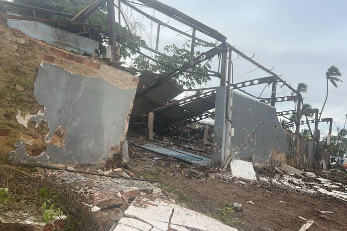 Desabamento de galpão deixa feridos no Estacionamento do Jaraguá, em Maceió