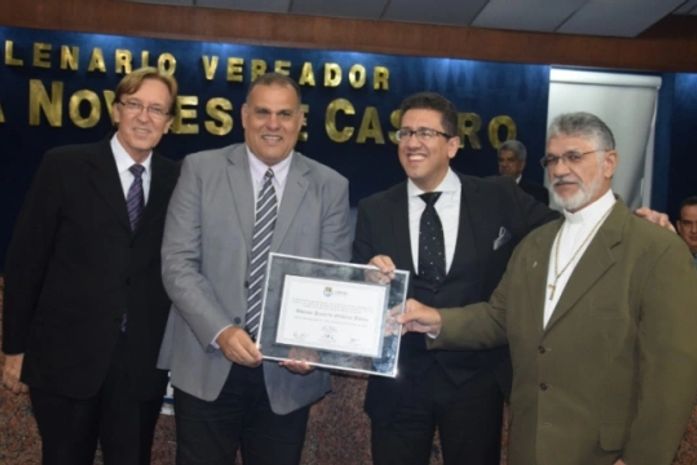 Cantor Altemar Dutra recebe título