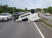 Motorista perdeu o controle da direção e veículo capotou na AL-101. Ninguém se feriu.