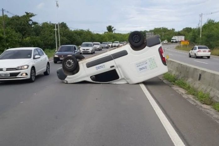 Motorista perdeu o controle da direção e veículo capotou na AL-101. Ninguém se feriu.