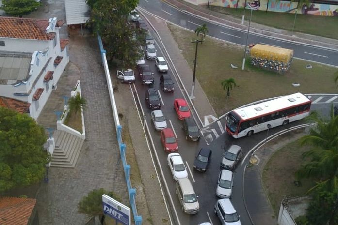 Primeiro dia de vacinação é marcado por filas e congestionamentos em Maceió 