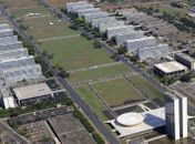 Caminhão do Corpo de Bombeiros invade Esplanada dos Ministérios