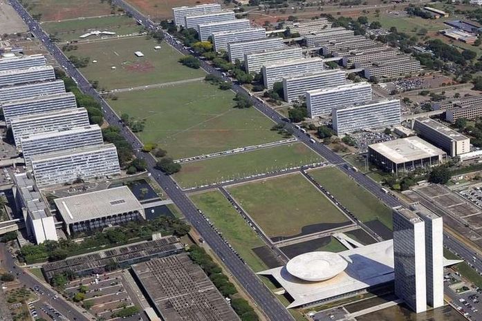 Caminhão do Corpo de Bombeiros invade Esplanada dos Ministérios