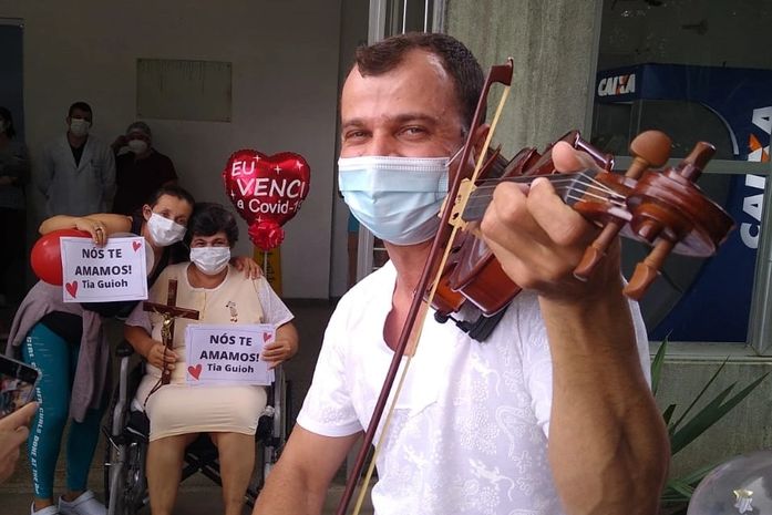 Filho toca violino para celebrar alta da mãe no HE do Agreste