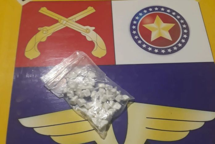 Segurança de bar é flagrado comercializando pedrinhas de cocaína no estabelecimento