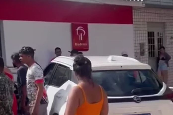 Carro invade calçada e atropela adolescente em Maragogi