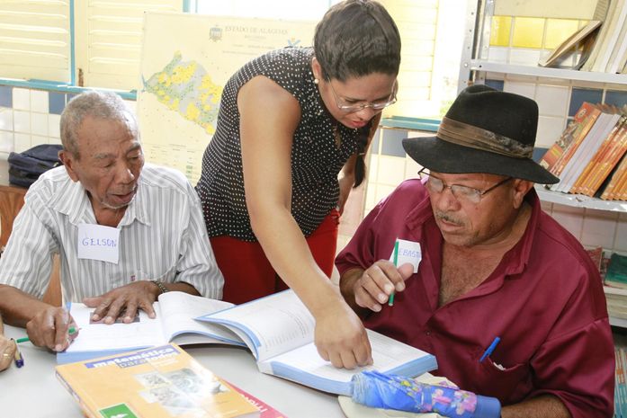 AL registra a maior redução percentual na taxa de analfabetismo entre adultos, aponta dados
