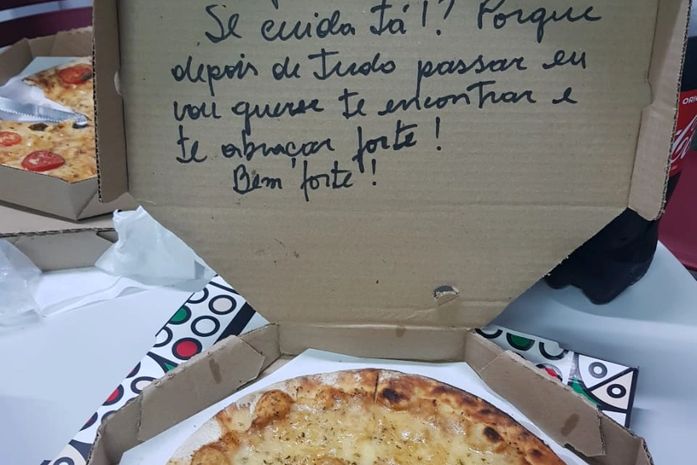 Servidores do HGE recebem pizzas com mensagens de apoio e agradecimento