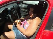 Mulher é flagrada dirigindo bebendo cerveja na Pajuçara