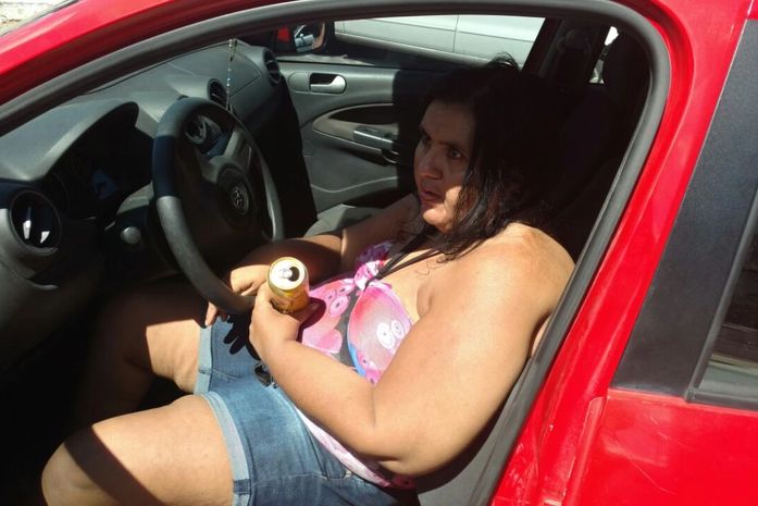 Mulher é flagrada dirigindo bebendo cerveja na Pajuçara