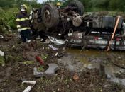 Caminhão capotou em trecho da AL-115, na Serra das Pias, em Palmeira dos Ìndios.