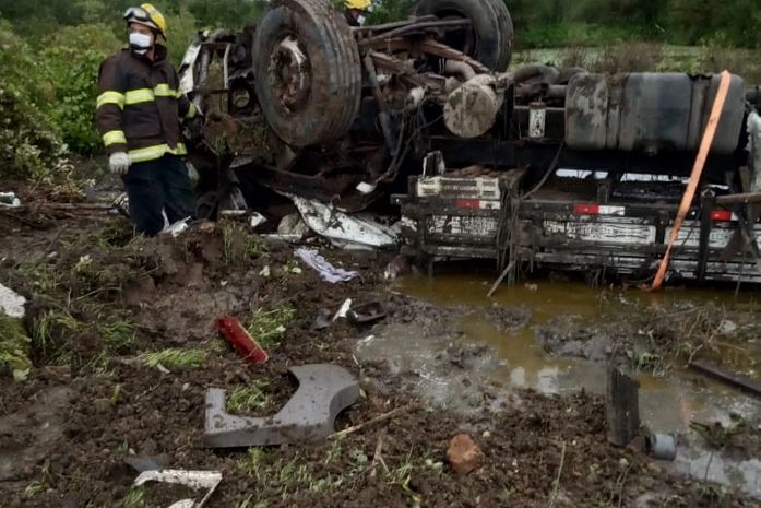 Caminhão capotou em trecho da AL-115, na Serra das Pias, em Palmeira dos Ìndios.