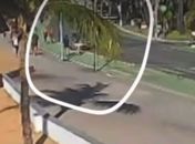 Veja momento em que carro invade faixa verde e atropela mulher na orla de Ponta Verde
