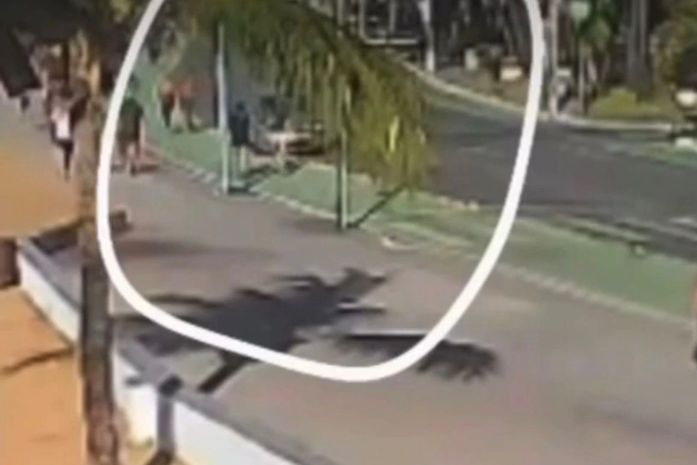 Veja momento em que carro invade faixa verde e atropela mulher na orla de Ponta Verde