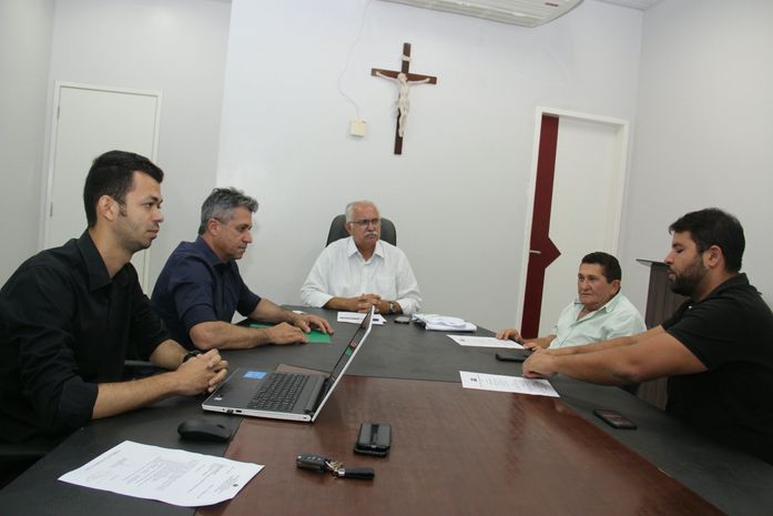 Teófilo recebe membros do Comitê de Ações para a Região da Perucaba
