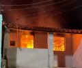 Incêndio destrói todos os cômodos de residência na Grande Maceió; veja vídeo