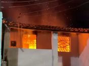 Incêndio destrói todos os cômodos de residência na Grande Maceió; veja vídeo
