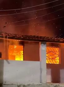 Incêndio destrói todos os cômodos de residência na Grande Maceió; veja vídeo