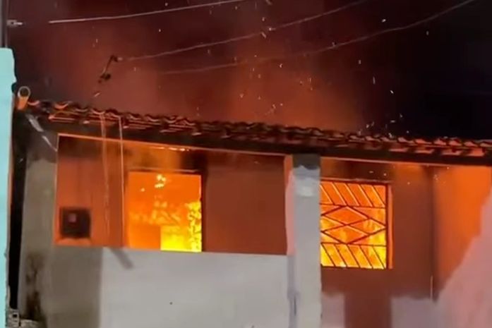 Incêndio destrói todos os cômodos de residência na Grande Maceió; veja vídeo