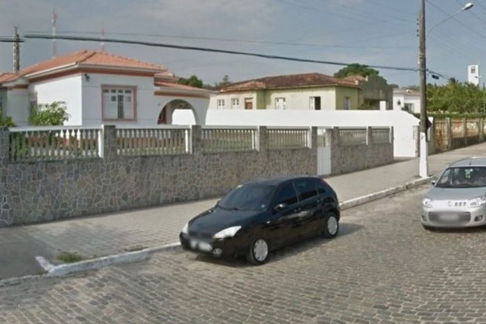Residência fica localizada na Avenida Getúlio Vargas, uma das mais movimentadas de Penedo.