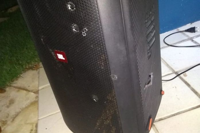 Cerca de oito disparos foram deflagrados e atingiram caixa de som.