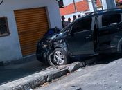 Colisão entre dois carros deixa idoso ferido na antiga Avenida Amélia Rosa