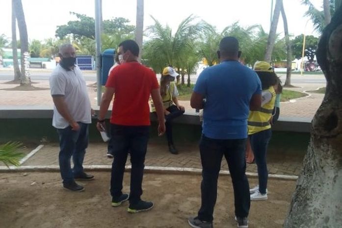 Mulher foi detida em praça no bairro da Ponta Verde, em Maceió