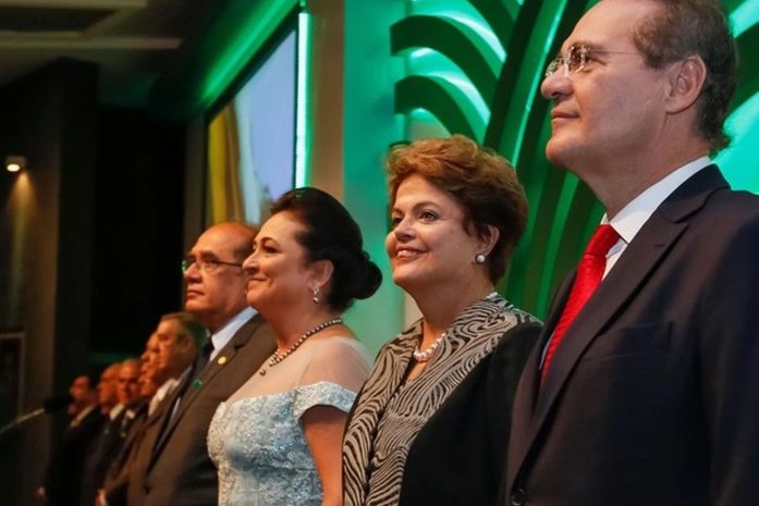 A presidente Dilma Rousseff na cerimônia de posse de Kátia Abreu na CNA, ao lado da senadora e do presidente do Congresso, senador Renan .