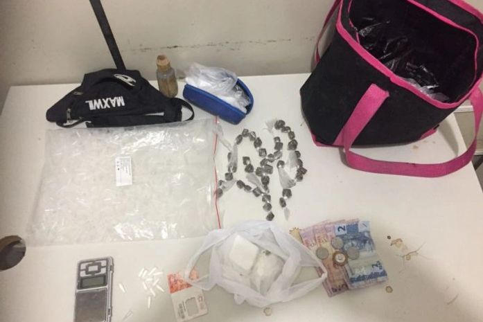 Mulher é presa com drogas