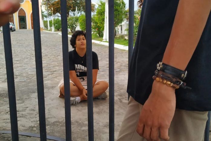 Vídeo: jovens ficam presos cerca de uma hora em cemitério no bairro do Trapiche