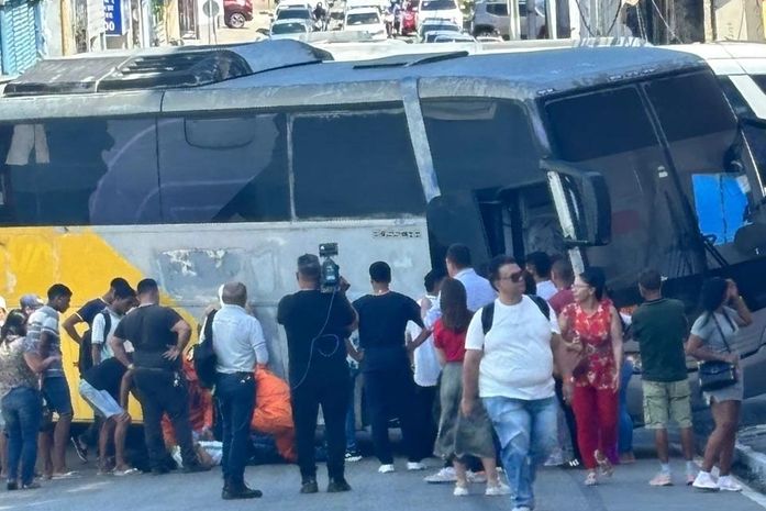 Centro: jovem fica ferido após ser atropelado por ônibus na Rua do Sol