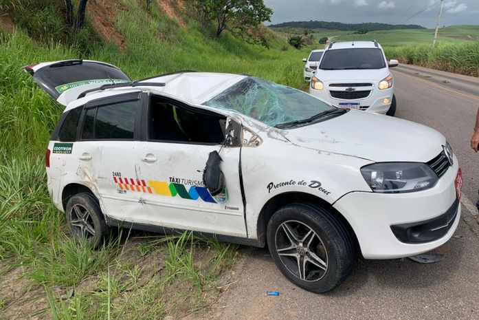 Motorista de táxi perde controle de veículo, sai da pista e capota na AL 105