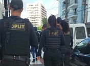 Polícia cumpre mandado de busca e apreensão em apartamento na Ponta Verde de casal suspeito de pirataria 