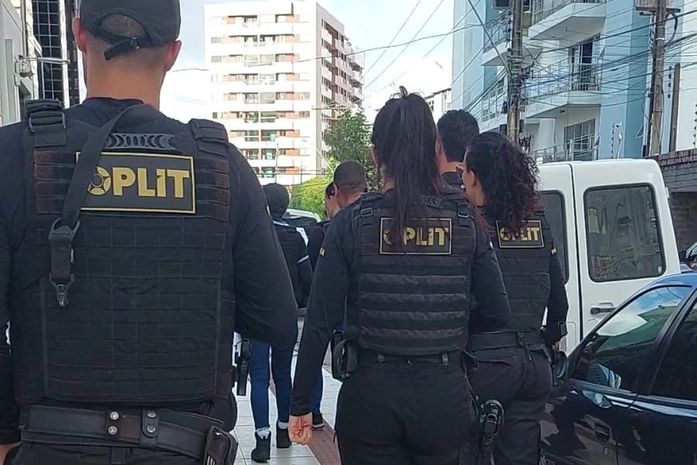 Polícia cumpre mandado de busca e apreensão em apartamento na Ponta Verde de casal suspeito de pirataria