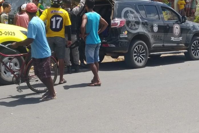 Mulher é encontrada morta com marcas de facadas e hematomas no corpo; esposo foi preso