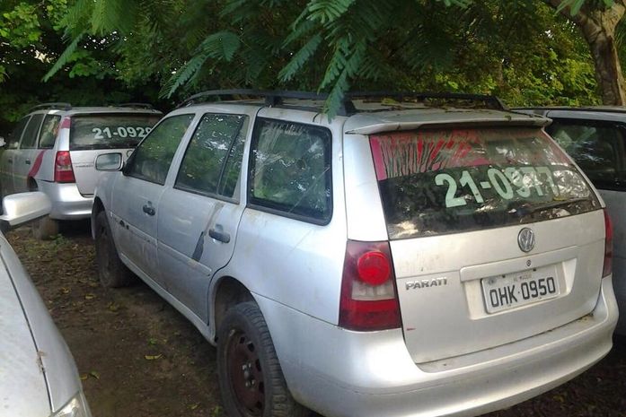 Veículos estão abandonados desde o ano passado, no Jardim Petrópolis II