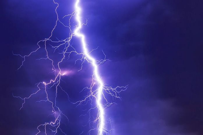 Agricultor fica embaixo de árvore durante chuva e morre após atingido por raio