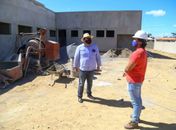 Prefeito Gilberto Gonçalves fiscaliza obras de construção da UBS do conjunto Jarbas Oiticica em Rio Largo