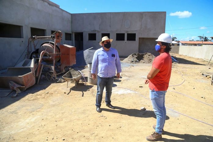 Prefeito Gilberto Gonçalves fiscaliza obras de construção da UBS do conjunto Jarbas Oiticica em Rio Largo