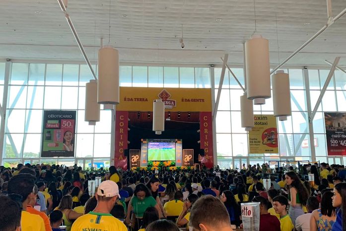 Multidão se reúne no Arapiraca Garden Shopping para estreia do Brasil na Copa do Mundo