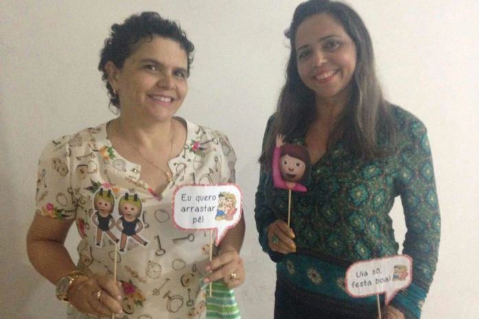 Rejane (com blusa escura) organiza o grupo